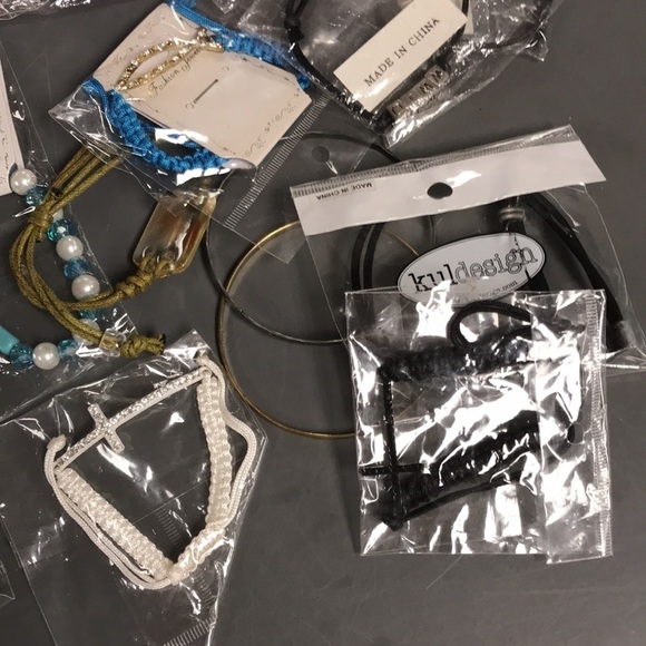 Lot of Costume Jewelry- bracelets - Picture 5 of 12